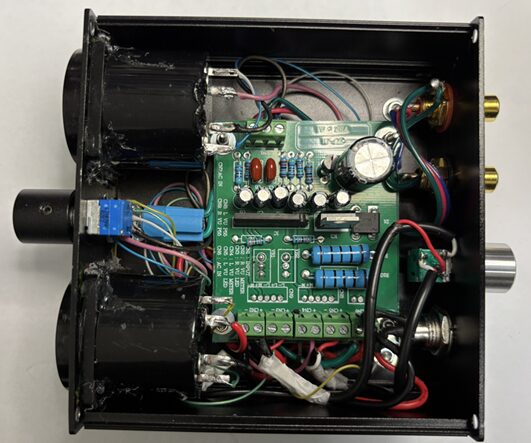 前後のポテンショメータにツマミを付けた